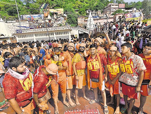 A group of Kanwariyas take a selfie in Hardwar - the pilgrimage is increasingly becoming a show of male bonding. (Vipin Kumar/HT PHOTO)