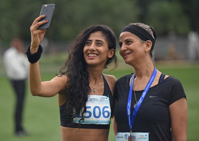 Participants share a light moment at Bandra’s JIO garden. (Satyabrata Tripathy/HT) Participants share a light moment at Bandra’s JIO garden. (Satyabrata Tripathy/HT)