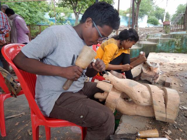 Sculptor Dharm Netam wants to follow in the footsteps of S H Raza. He is taking part in a workshop held on Raza’s first death anniversary in Mandla. (PTI) Sculptor Dharm Netam wants to follow in the footsteps of S H Raza. He is taking part in a workshop held on Raza’s first death anniversary in Mandla. (PTI)