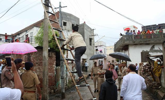 An electrician does some last-minute repair work in Sushilpura before the arrival of BJP president Amit Shah. (Himanshu Vyas/HT Photo) An electrician does some last-minute repair work in Sushilpura before the arrival of BJP president Amit Shah. (Himanshu Vyas/HT Photo)