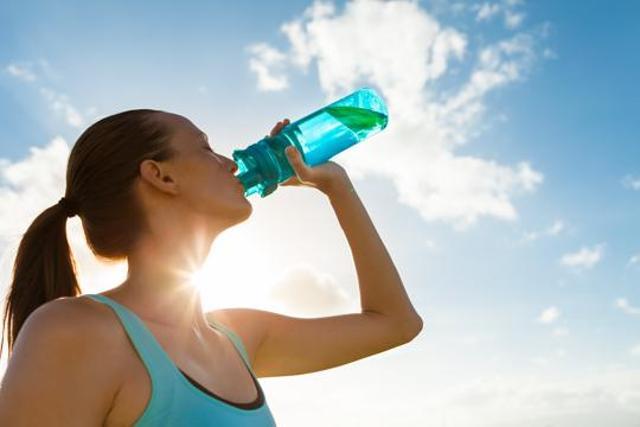 It is very important to keep the body well hydrated during the monsoon months. (Getty Images/iStockphoto)