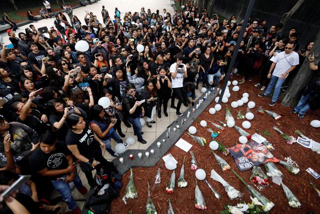 Fans gather at Revolucion monument to pay tribute to Chester Bennington, Linkin Park frontman, following the singer's death by suicide, in Mexico City, Mexico, July 23. (REUTERS)