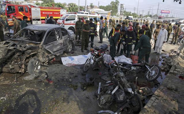 Pakistani rescue workers prepare to remove a body from the site of a suicide bombing in Lahore on July 24, 2017. Pakistani officials said the suicide bombing killed 26 people and wounded nearly 60 more at a vegetable market in Kot Lakhpat neighbourhood. (AP) Pakistani rescue workers prepare to remove a body from the site of a suicide bombing in Lahore on July 24, 2017. Pakistani officials said the suicide bombing killed 26 people and wounded nearly 60 more at a vegetable market in Kot Lakhpat neighbourhood. (AP)