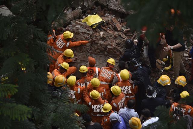 The NDRF team at work. (Satish Bate/HT) The NDRF team at work. (Satish Bate/HT)