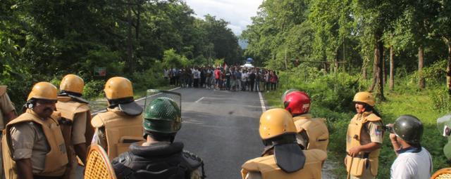 Police confronting Gorkhaland supporters on Sevok Road on Saturday. (Bikram Sashanker/HT Photo) Police confronting Gorkhaland supporters on Sevok Road on Saturday. (Bikram Sashanker/HT Photo)