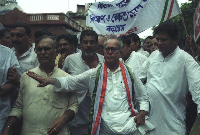 Pranab Mukherjee (C) seen during a Congress rally on June 24, 2002. (Subhendu Ghosh / HT Photo) Pranab Mukherjee (C) seen during a Congress rally on June 24, 2002. (Subhendu Ghosh / HT Photo)