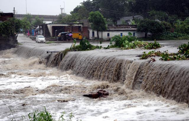 Swarnrekha river overflowing on a bridge at Namkum after heavy rain in Ranchi (Diwakar Prasad/ Hindustan Times)