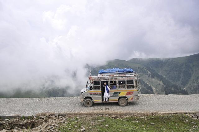 A mini bus crosses the Razdan Pass (11672 ft) located on Bandipora-Gurez road. (Waseem Andrabi / HT Photo ) A mini bus crosses the Razdan Pass (11672 ft) located on Bandipora-Gurez road. (Waseem Andrabi / HT Photo )