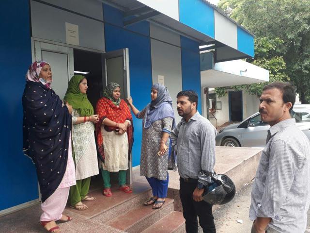 Relatives of the five persons at Lal Bahadur Shastri Hospital in New Delhi. (Sushil Kumar / HT Photo) Relatives of the five persons at Lal Bahadur Shastri Hospital in New Delhi. (Sushil Kumar / HT Photo)