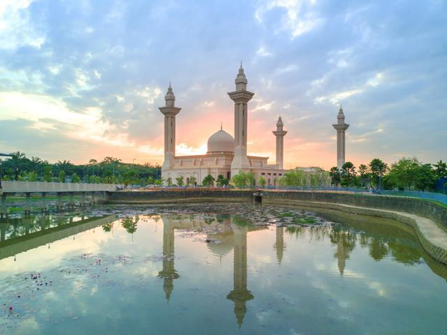 Tengku Ampuan Jemaah Mosque in Malaysia. (Shutterstock)