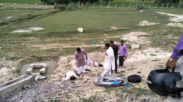 BJP MLA from Etah Sadar, Vipin Verma David (in brown kurta), helps the injured members of a family on the Agra-Lucknow Expressway on Monday. (HT Photo) BJP MLA from Etah Sadar, Vipin Verma David (in brown kurta), helps the injured members of a family on the Agra-Lucknow Expressway on Monday. (HT Photo)