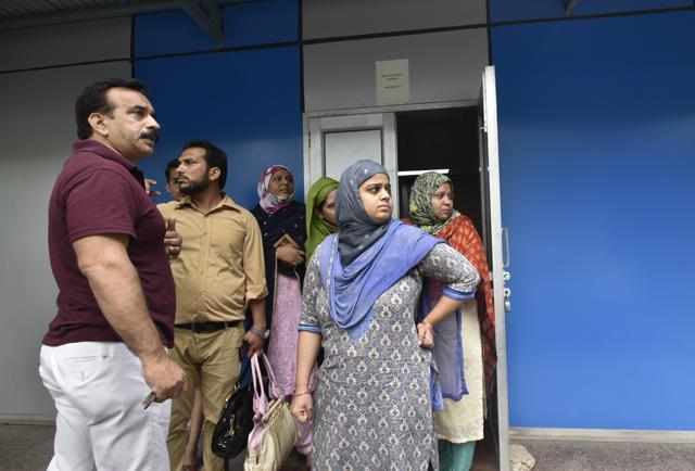 Members of the victim family outside the hospital. (Sushil Kumar/HT PHOTO) Members of the victim family outside the hospital. (Sushil Kumar/HT PHOTO)
