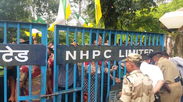 Protesters at the NHPC office. (HT Photo) Protesters at the NHPC office. (HT Photo)