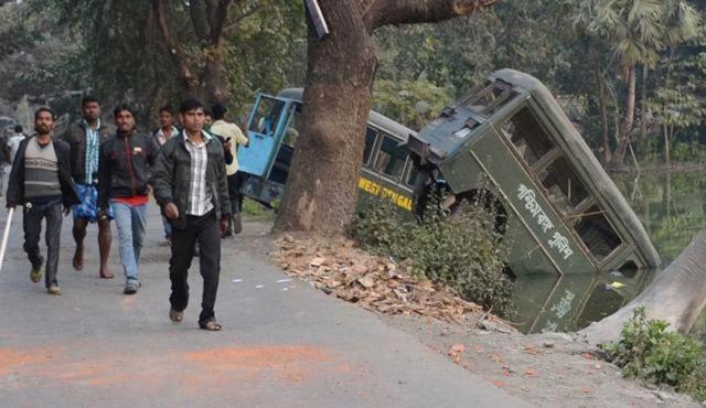 Villagers pass by damaged police vehicle after a clash in Bhangar (HT File Photo) Villagers pass by damaged police vehicle after a clash in Bhangar (HT File Photo)