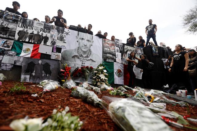 Fans gather at Revolucion monument to pay tribute to Chester Bennington, Linkin Park frontman, following the singer's death by suicide, in Mexico City, Mexico, July 23. (Reuters) Fans gather at Revolucion monument to pay tribute to Chester Bennington, Linkin Park frontman, following the singer's death by suicide, in Mexico City, Mexico, July 23. (Reuters)