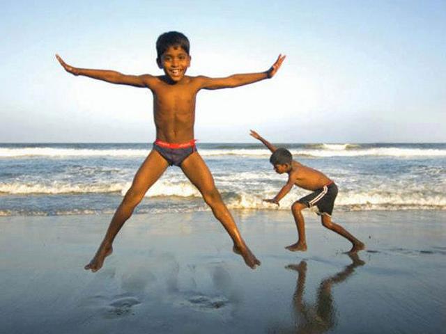 Kaaka Muttai, Dhanush production, was directed by wedding photographer-turned-director M Manikandan. (KakkaMuttai/Facebook) Kaaka Muttai, Dhanush production, was directed by wedding photographer-turned-director M Manikandan. (KakkaMuttai/Facebook)