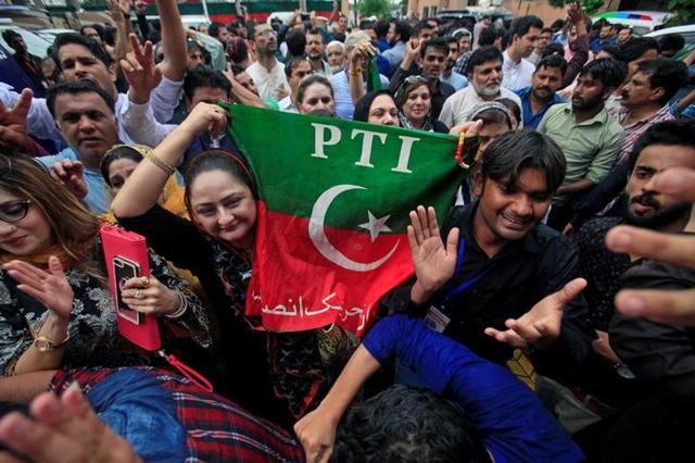 Opponents of Pakistan's Prime Minister Nawaz Sharif after the Supreme Court disqualified Sharif on July 28, 2017. (Reuters) Opponents of Pakistan's Prime Minister Nawaz Sharif after the Supreme Court disqualified Sharif on July 28, 2017. (Reuters)