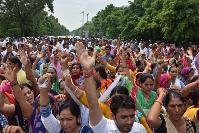 The contract teachers said their income would be affected. An assistant teacher earns Rs 39, 200 per month, whereas a Shiksha Mitra gets Rs 3,500 per month. (Sunil Ghosh/HT Photo)