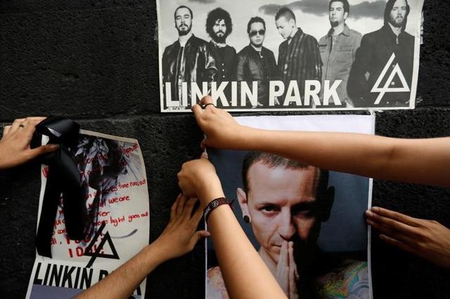 Fans stick posters as they gather at Revolucion monument to pay tribute to Chester Bennington, Linkin Park frontman, following the singer's death by suicide, in Mexico City, Mexico, July 23. (Reuters) Fans stick posters as they gather at Revolucion monument to pay tribute to Chester Bennington, Linkin Park frontman, following the singer's death by suicide, in Mexico City, Mexico, July 23. (Reuters)
