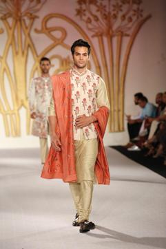 Bahl’s menswear collection could be the perfect pick for grooms, with exquisite stoles teamed with floral Nehru jackets and sleek kurta pyajamas to choose from. (Raajessh Kashyap/HT)