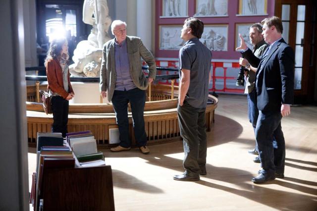 Ellen Page, Michael Caine and Leonardo DiCaprio with Nolan on the sets of Inception. Ellen Page, Michael Caine and Leonardo DiCaprio with Nolan on the sets of Inception.
