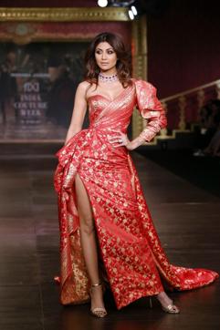 Actor Shilpa Shetty Kundra turned showstopper for Monisha Jaising and while walking the ramp the trail of the Benarasi gown got stuck to her heels. Yet, she continued to walk like a total boss and slayed it. (PHOTOS: RAAJESSH KASHYAP/HT)