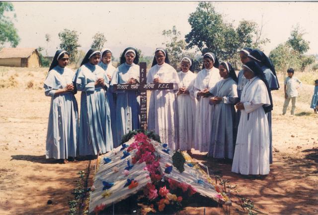 Sisters from the Franciscan Clarist Congregration praying at Sister Rani Maria’s grave. (Photo courtesy/Sister Selmy Paul) Sisters from the Franciscan Clarist Congregration praying at Sister Rani Maria’s grave. (Photo courtesy/Sister Selmy Paul)