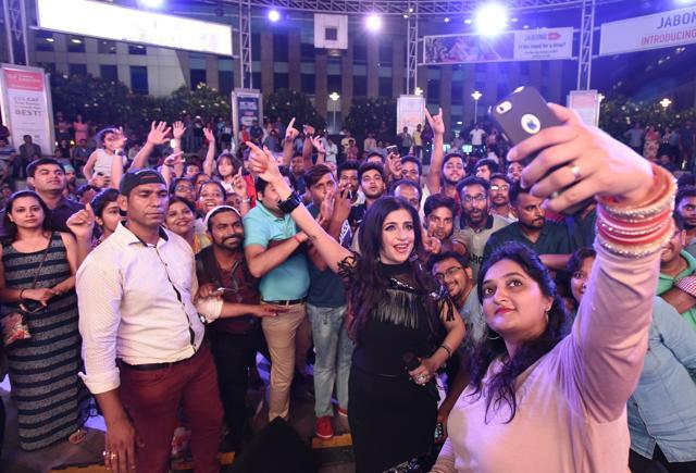 ; Renowned singer Shibani Kashyap finds time to pose for a selfie with her fans at CyberHub, during her performance on the Friday Jam Season 4 stage. (Sanjeev Verma/HT PHOTO) ; Renowned singer Shibani Kashyap finds time to pose for a selfie with her fans at CyberHub, during her performance on the Friday Jam Season 4 stage. (Sanjeev Verma/HT PHOTO)
