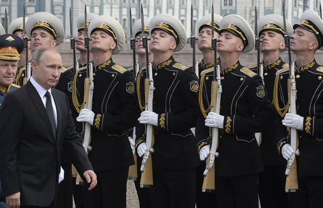 Russian President Vladimir Putin attends a ceremony for Russia's Navy Day in Saint Petersburg on July 30, 2017. (AFP Photo) Russian President Vladimir Putin attends a ceremony for Russia's Navy Day in Saint Petersburg on July 30, 2017. (AFP Photo)