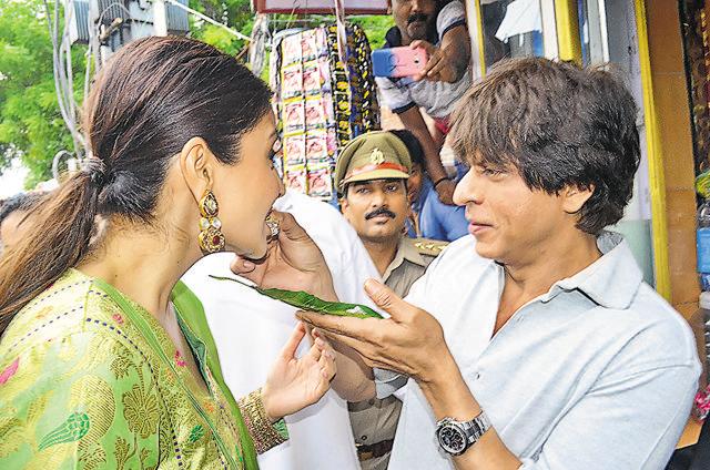 Shah Rukh Khan And Anushka Sharma Treat Harry And Sejal To Banarasi Paan.  See Pics