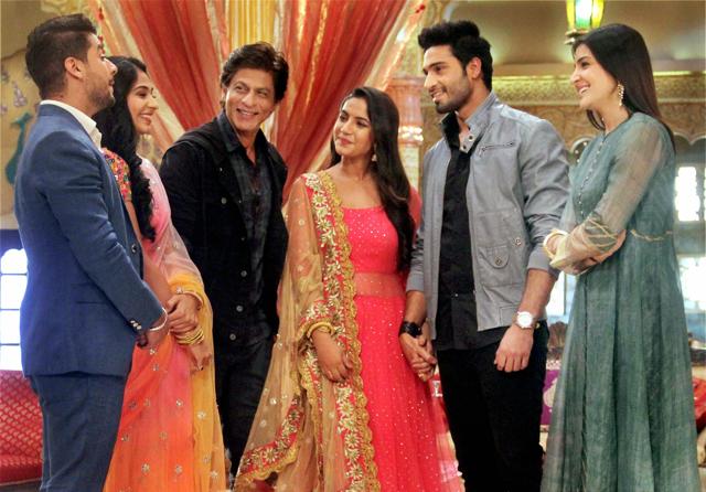 Bollywood actor Shah Rukh Khan and actress Anushka Sharma promote Jab Harry met Sejal on the sets of TV show 'Udann Sapnon Ki', in Mumbai on Saturday evening. (PTI)
