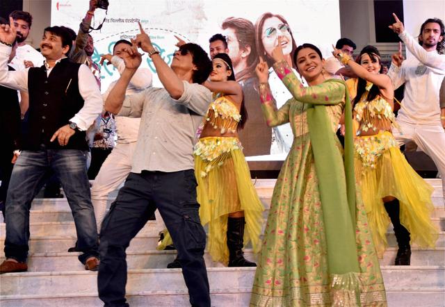 Shah Rukh Khan and Anushka Sharma promote Jab Harry Mate Sejal in Varanasi on Monday. (PTI) Shah Rukh Khan and Anushka Sharma promote Jab Harry Mate Sejal in Varanasi on Monday. (PTI)