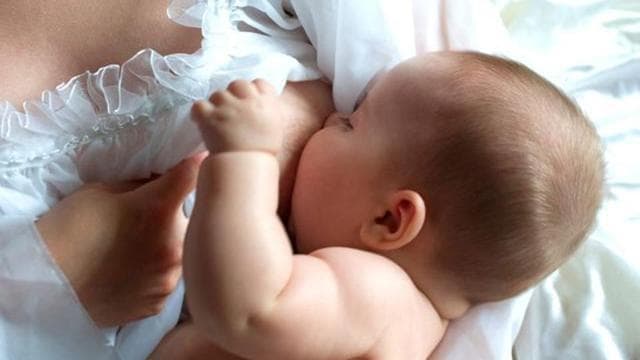 Breastfeeding lowers the baby’s risk of having asthma or allergies. (Shutterstock)