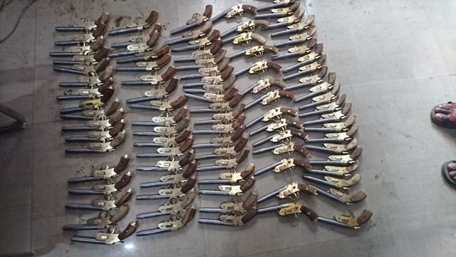 Countrymade pistols that were seized by the UPSTF in Hathras. (HT Photo) Countrymade pistols that were seized by the UPSTF in Hathras. (HT Photo)