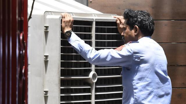 Humans can survive up to about 35 degrees Celsius beyond which the human body has difficulty sweating to cool down, or sweat doesn’t evaporate. (HT Photo) Humans can survive up to about 35 degrees Celsius beyond which the human body has difficulty sweating to cool down, or sweat doesn’t evaporate. (HT Photo)