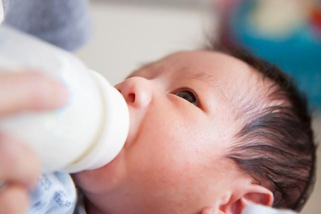 Bottle feeding can cause stomach upset for the baby. (Shutterstock)