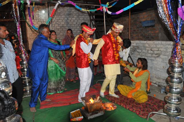 Sakaram Ahirwar and Rakesh Adjan during their wedding in Indore. (Shankar Mourya / HT Photo)