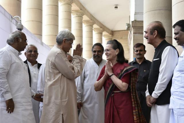 Sonia Gandhi greets Congress nominee Gopalkrishna Gandhi. (Arvind Yadav/HT Photo)