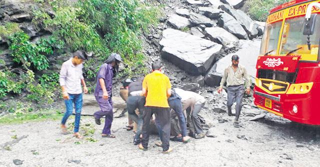 Landslides and landslips have dotted the Chandigarh-Manali highway on Saturday. (HT Photo) Landslides and landslips have dotted the Chandigarh-Manali highway on Saturday. (HT Photo)