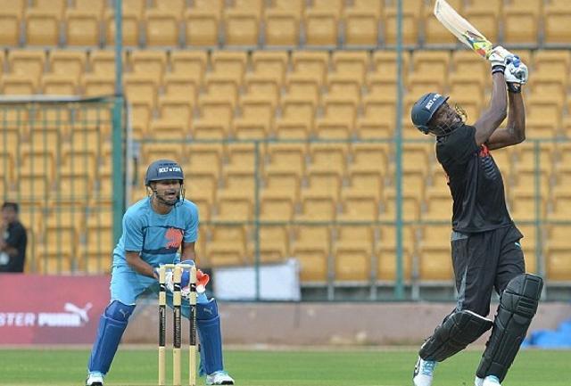 Like Jamaican Chris Gayle, Usain Bolt loves cricket too and loves to hit the ball long (© AFP/Getty Images) Like Jamaican Chris Gayle, Usain Bolt loves cricket too and loves to hit the ball long (© AFP/Getty Images)