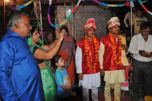 Sakaram Ahirwar and Rakesh Adjan during their wedding in Indore. (Shankar Mourya / HT Photo)