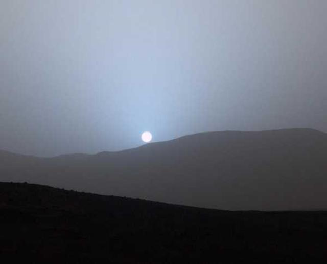 Dunes: Area lining the northwestern edge of Mount Sharp. The scene combines multiple images taken with the Mast Camera on NASA’s Curiosity Mars rover on September 25, 2015. Dunes are larger than wind-blown ripples of sand or dust that Curiosity and other rovers have visited previously. (NASA) Dunes: Area lining the northwestern edge of Mount Sharp. The scene combines multiple images taken with the Mast Camera on NASA’s Curiosity Mars rover on September 25, 2015. Dunes are larger than wind-blown ripples of sand or dust that Curiosity and other rovers have visited previously. (NASA)