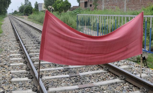 In the absence of railway signals, officials have come up with a temporary arrangement to give signals to train drivers at the level crossing at Thareeke vilage. (Gurminder Singh/HT)