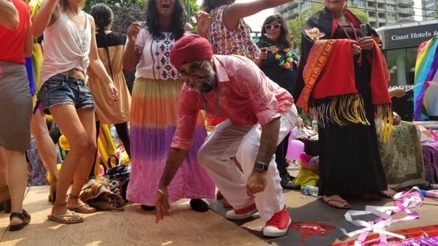 Sajjan first started dancing to the beats on the street before leaping on to the float and joining those who were already on it. (Image courtesy: Sher Vancouver) Sajjan first started dancing to the beats on the street before leaping on to the float and joining those who were already on it. (Image courtesy: Sher Vancouver)