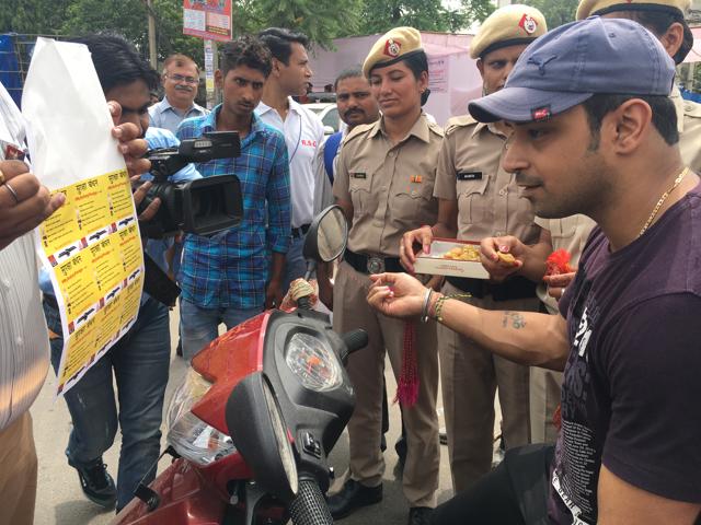 A traffic violator takes the safety pledge in Gurgaon. (Naina Arora/HT Photo)