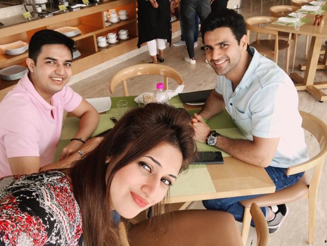 Actor Divyanka Tripathi Dahiya with brother Aishwarya (In pink T-shirt) and husband Vivek Dahiya,