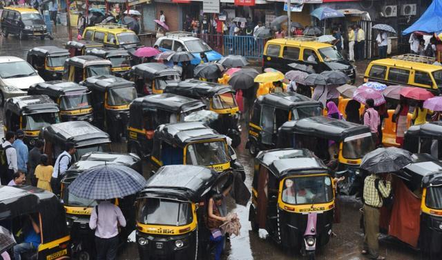 Andheri commuters struggle to find an empty auto. (Satyabrata Tripathi/HT) Andheri commuters struggle to find an empty auto. (Satyabrata Tripathi/HT)