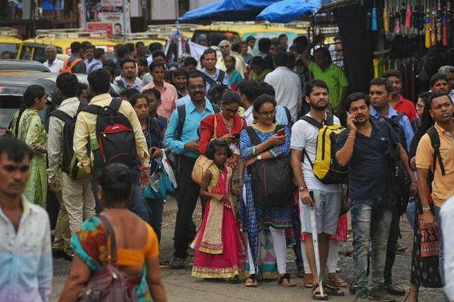 The wait for an autorickshaw seems never-ending for these Kurla commuters. (Pratik Chorge/HT) The wait for an autorickshaw seems never-ending for these Kurla commuters. (Pratik Chorge/HT)