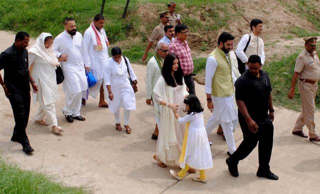 Aishwarya Rai Bachchan with her family at Sangam for immersion of Aishwarya's father Krishnaraj Rai's ashes in Allahabad on August 5. (IANS)
