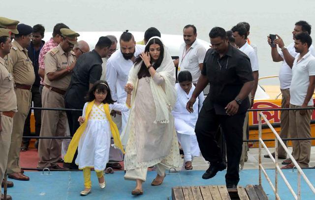 Aishwarya Rai Bachchan walks next to her daughter Aaradhya after immersing the ashes of her father Krishnaraj Rai. (AFP)